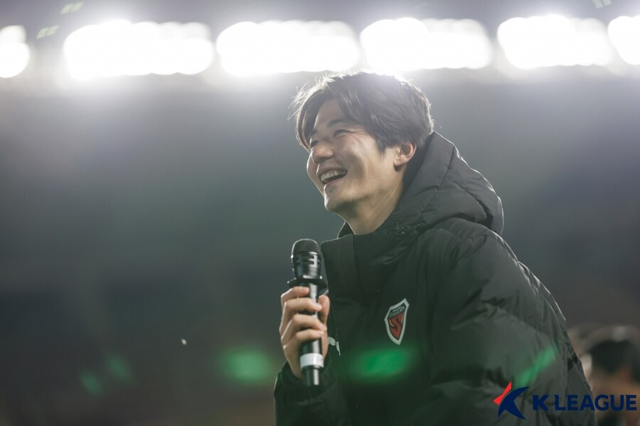 ▲ 기성용은 올해 여름 이적 시장에서 FC서울을 떠나 포항 스틸러스로 유니폼을 갈아 입었다. 팀을 옮기는 과정에서 많은 생각을 했지만 이대로 끝낼 순 없었다. 가족들이 피치 위 ‘선수 기성용’을 더 보고 싶었기에 결단을 내렸고 포항에서 내년 시즌까지 보내기로 했다. ⓒ한국프로축구연맹