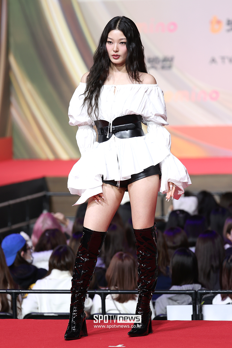 [포토S] 캣츠아이 윤채, 짧아도 너무 짧은 핫팬츠
