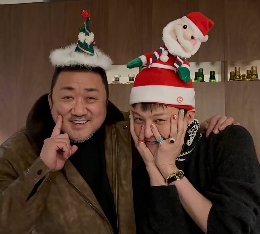 "AI인줄" 마동석 옆에 지드래곤…함께 즐긴 크리스마스 파티