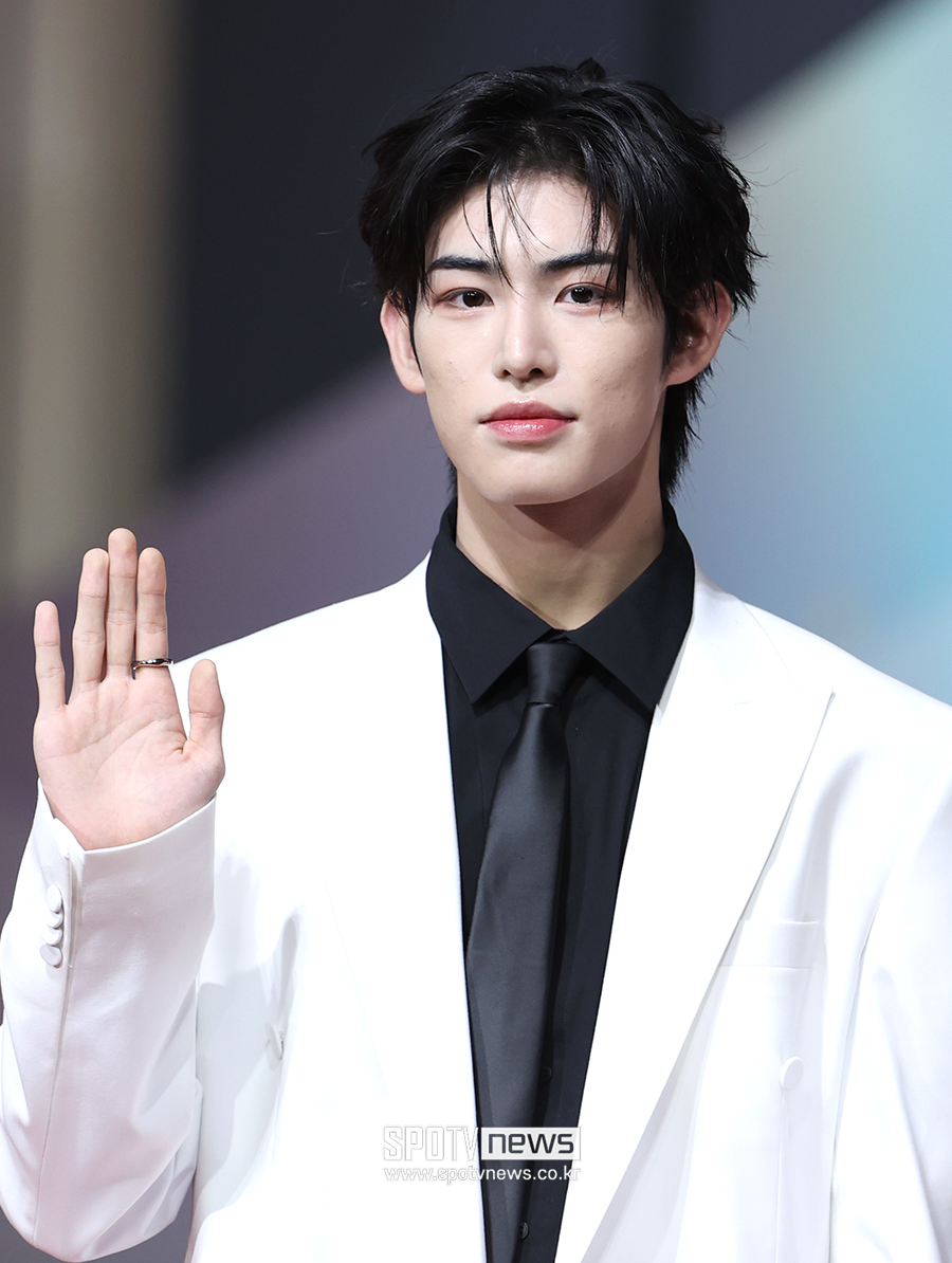 [포토S] 킥플립 민제, 설레는 눈맞춤