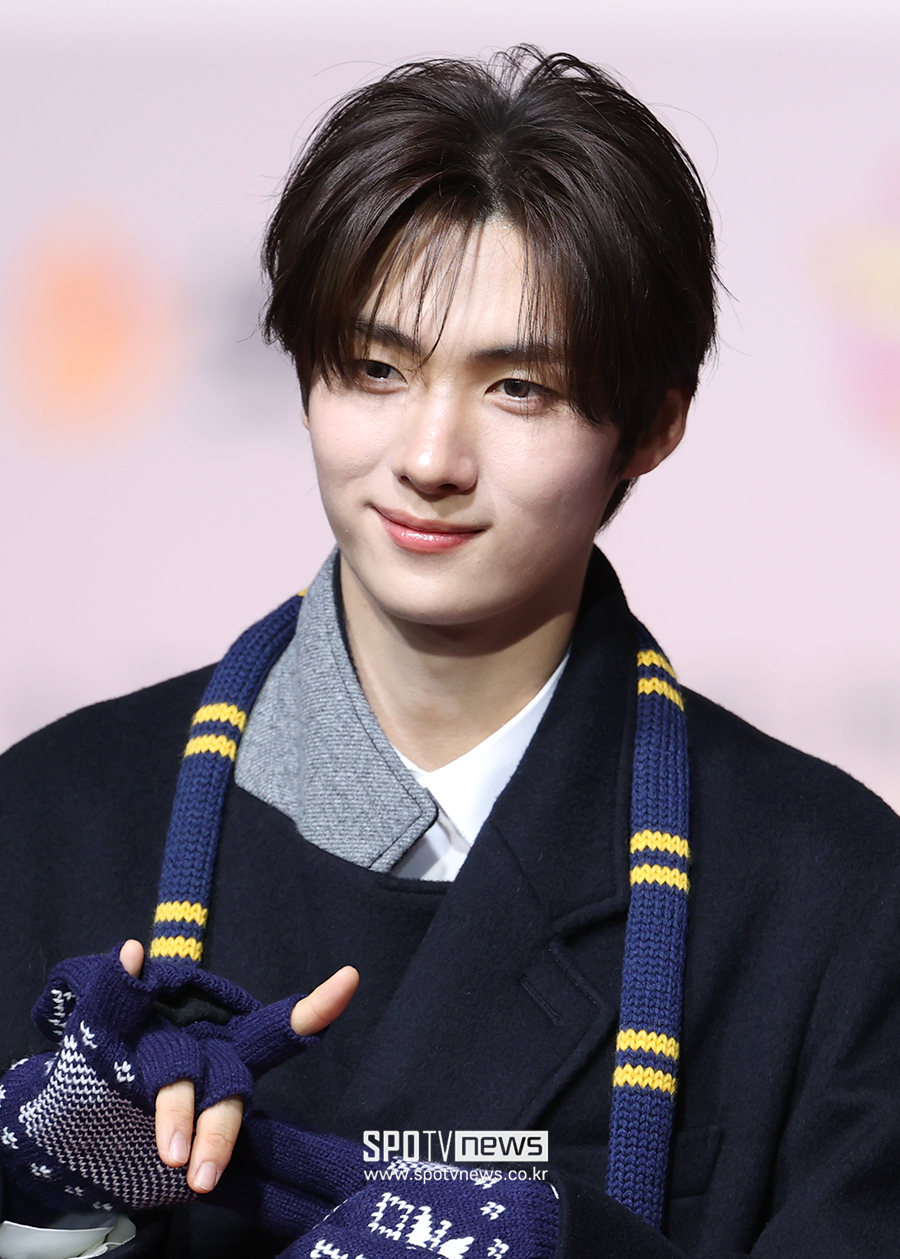 [포토S] 투어스 영재, '스쿨룩 입고'