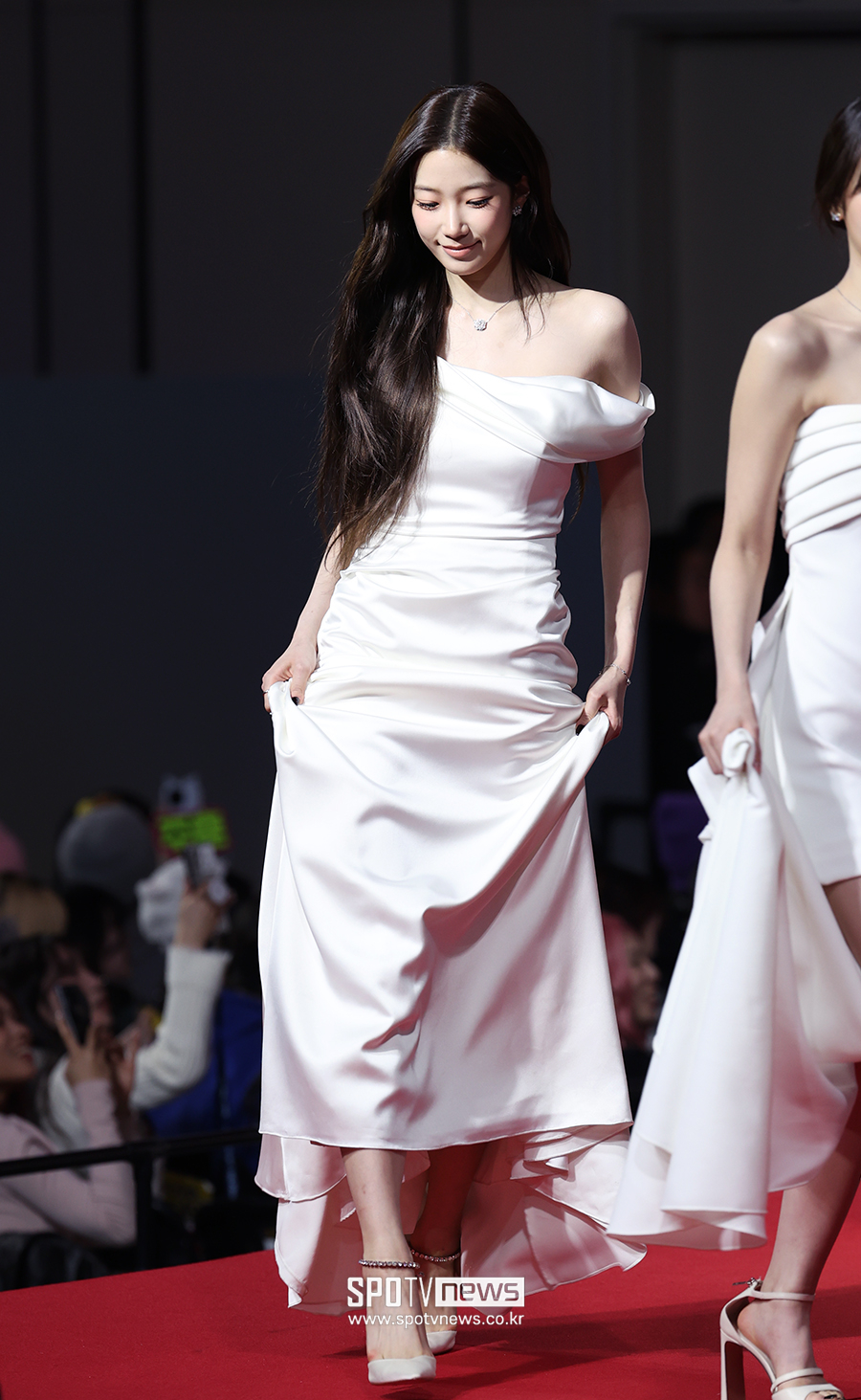 [포토S] 르세라핌 카즈하, '천사세요?'
