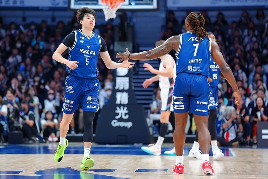 이현중 vs 와타나베 정면충돌…'득점 1위' 나가사키, 치바 방패 뚫을까→미리보는 FIBA 예선 한일전 예고