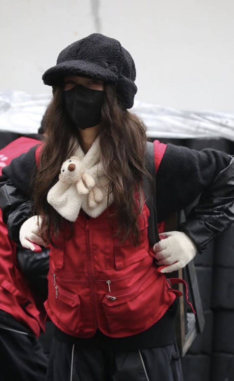 뉴진스 퇴출에도 꿋꿋…다니엘, 전속계약 해지 통보 당일 연탄 봉사 '포착'