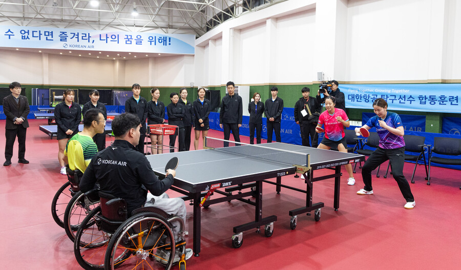 ▲ 대한항공 소속 여자탁구단 선수들이 장애인 선수들과 합동 훈련을 펼쳤다. ⓒ대한항공