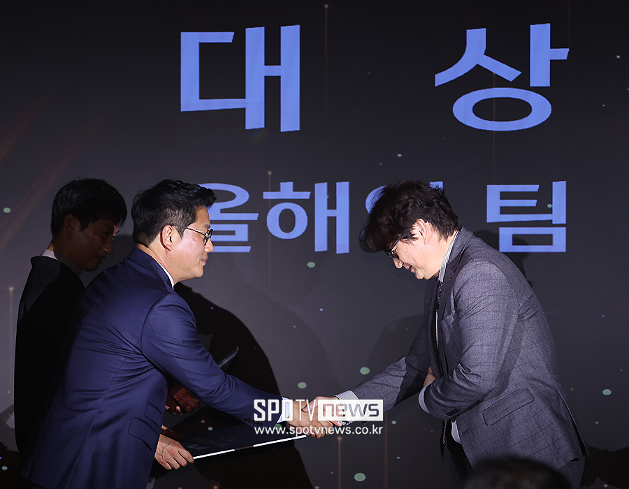 ▲ 한국대학축구연맹 박한동 회장 단국대 박종관 감독 ⓒ곽혜미 기자