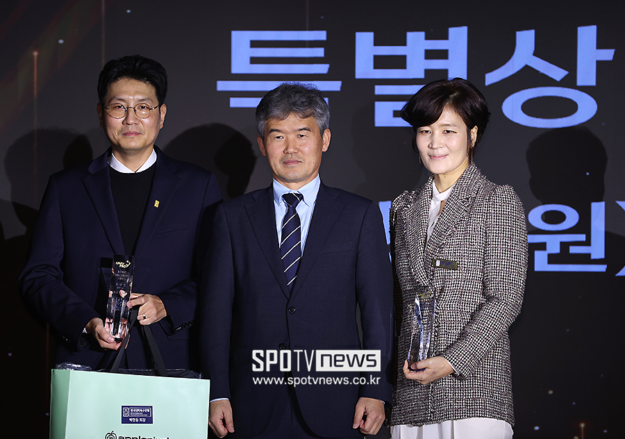 [포토S] 박준호-이보애 부회장, 연맹 임원 부문 특별상 수상