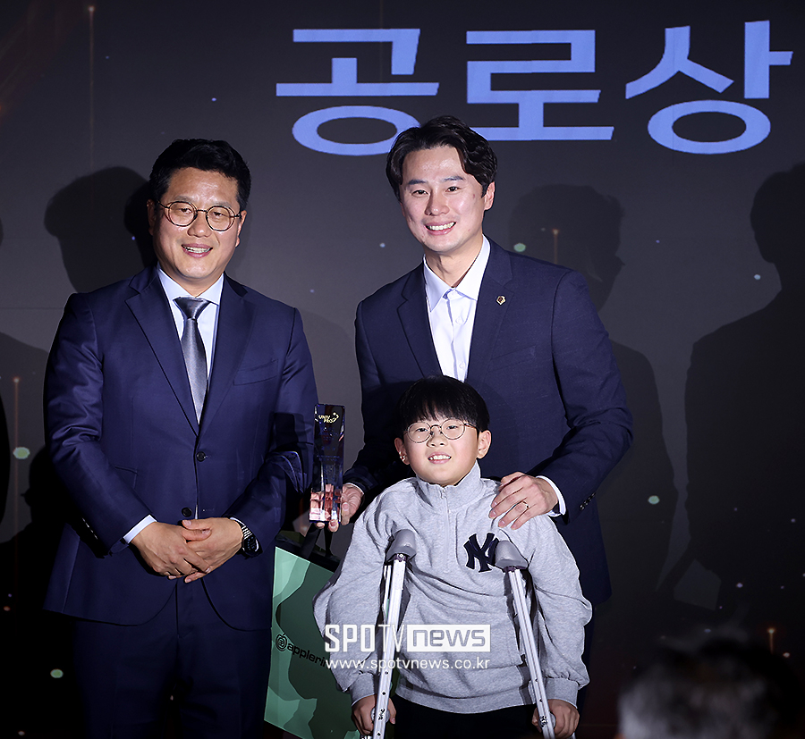 [포토S] 공로상 수상한 경기도의회 황대호 위원장
