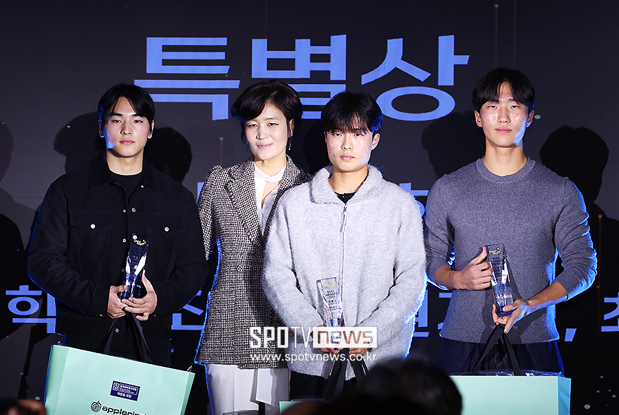 ▲ 대구대 조승현 권기성 최민준 한국대학축구연맹 이보애 부회장 ⓒ곽혜미 기자