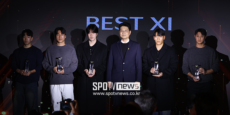 ▲ 박준호 부회장, 한국대학축구연맹 시상식 베스트 11 ⓒ곽혜미 기자