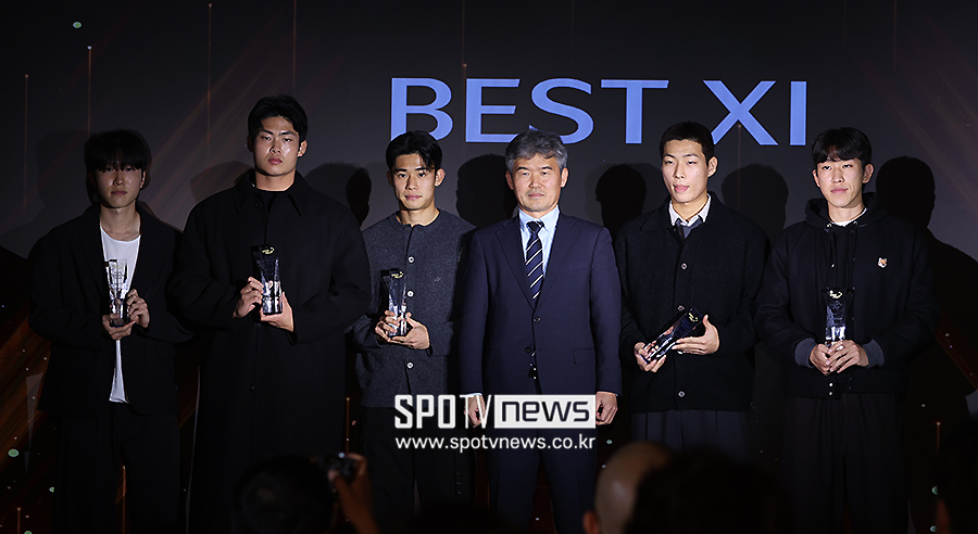 ▲ 김승희 전무이사, 한국대학축구연맹 시상식 베스트 11 ⓒ곽혜미 기자