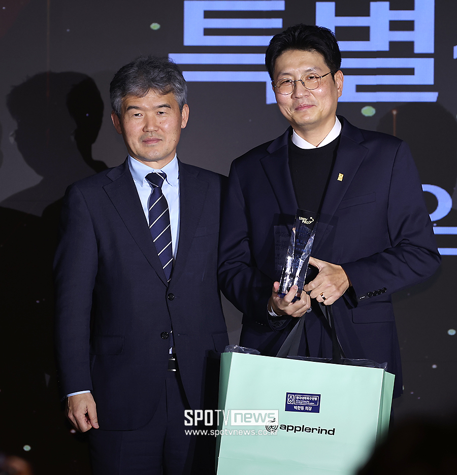 [포토S] 특별상 수상한 한국대학축구연맹 박준호 부회장