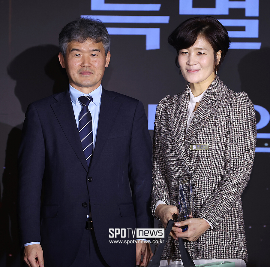 [포토S] 특별상 수상한 한국대학축구연맹 이보애 부회장