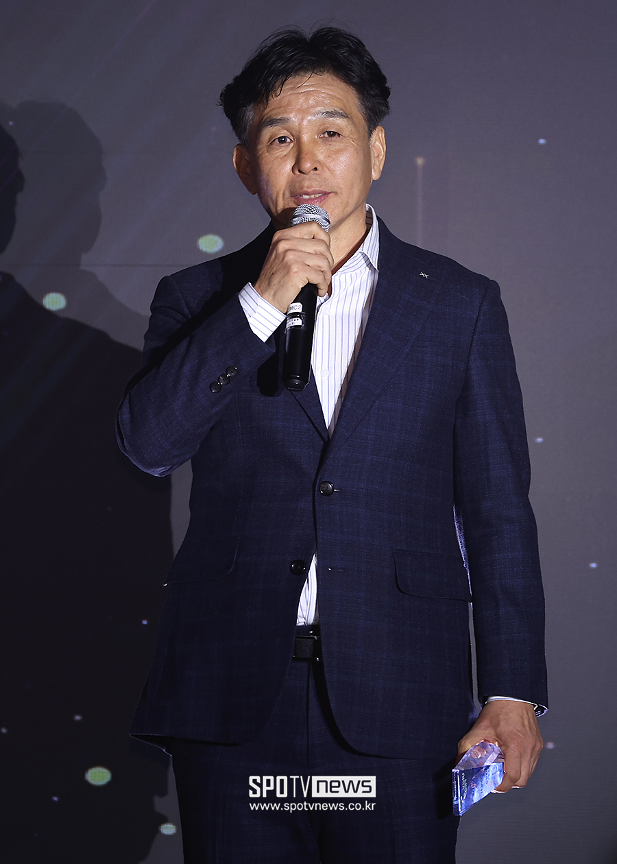 [포토S] 소감 말하는 '베스트 코치상' 오해종 감독