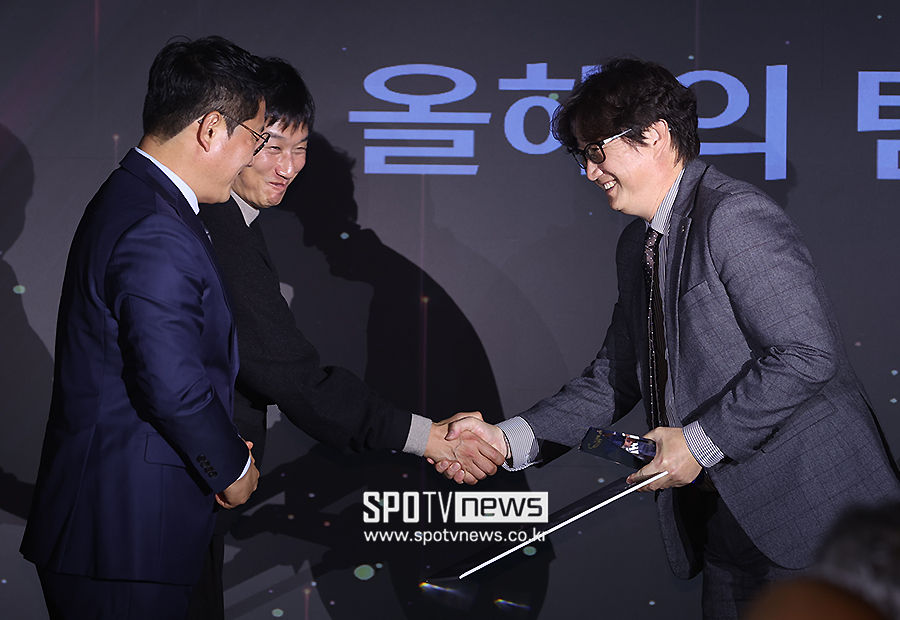 ▲ 한국대학축구연맹 박한동 회장 수원삼성 이정효 감독 단국대 박종관 감독 ⓒ곽혜미 기자