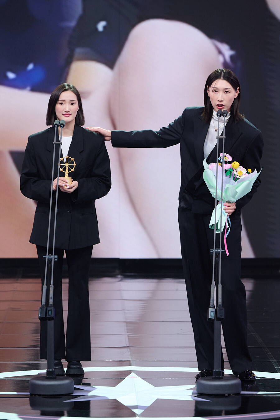 김연경, 신인상→베스트커플상 탔다 "너무 많이 받아"[MBC연예대상]