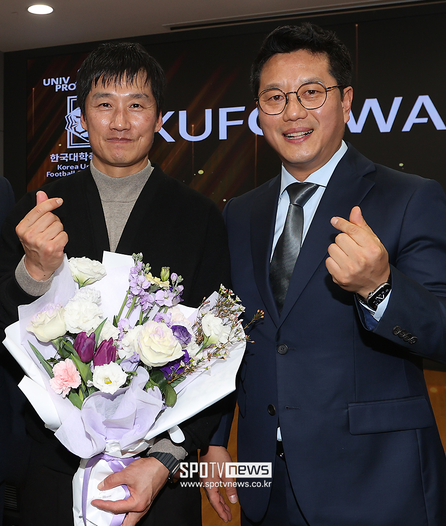 ▲ 수원삼성 이정효 감독 한국대학축구연맹 박한동 회장 ⓒ곽혜미 기자