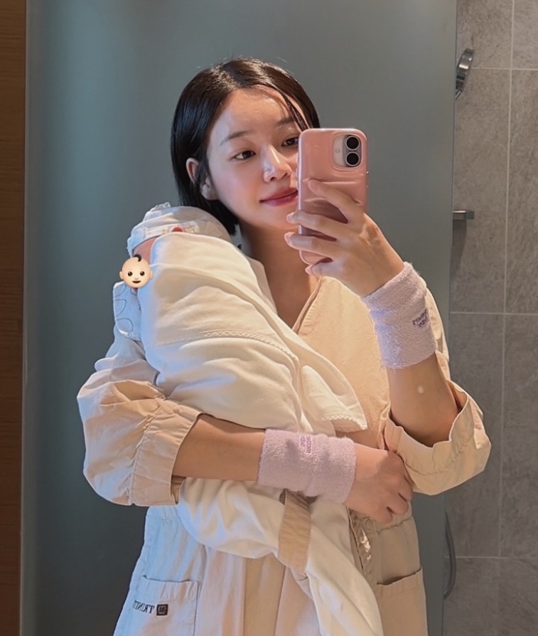 AOA 유나, 엄마 된 근황 공개 "또 다른 차원의 행복, 시간 천천히 흘렀으면"
