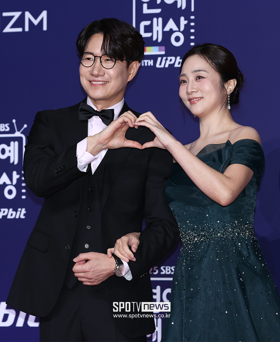 [포토S] 조우종-정다은 부부, '함께 하트~'