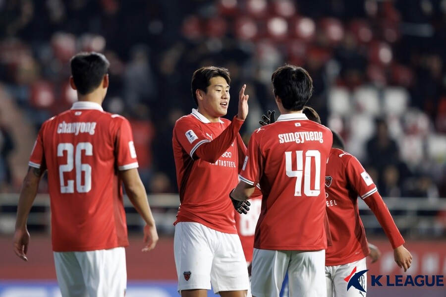 ▲ 포항은 ACL2 조별리그에서 4승 1무 1패(승점 13)를 기록해 H조 1위 탬파인스 로버스(싱가포르)에 이어 조 2위로 통과했다. 16강행을 확정한 포항은 토너먼트 첫 관문에서 일본의 강호 감바 오사카와 맞붙는다. ⓒ한국프로축구연맹