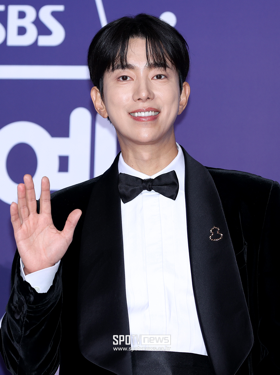 [포토S] 윤현민, 젠틀한 손인사