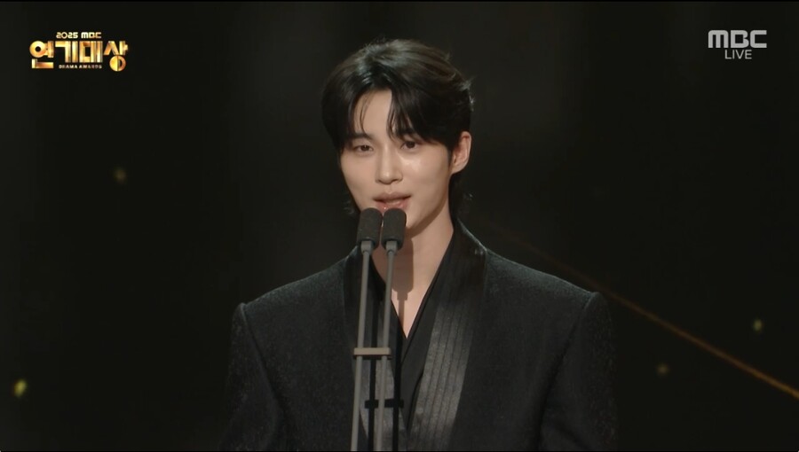 아이유·변우석, 실물 투샷 드디어 공개 "오늘 신경 썼다"[MBC연기대상]
