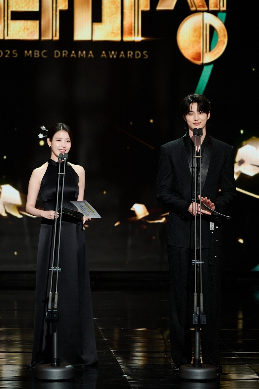 아이유·변우석, 첫 동반 공식석상…"'21세기 대군부인' 기대해달라"[이슈S]