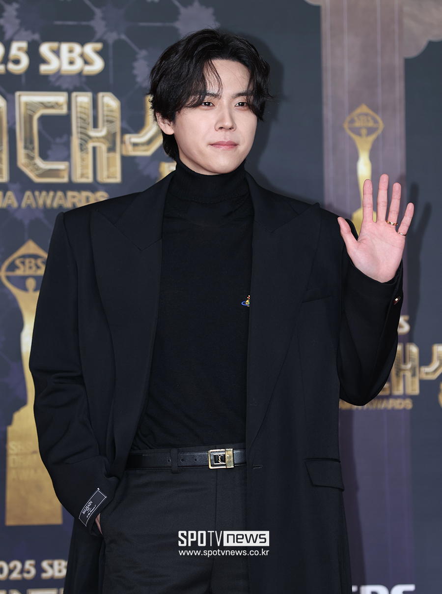 [포토S] 김도훈, 젠틀한 손인사