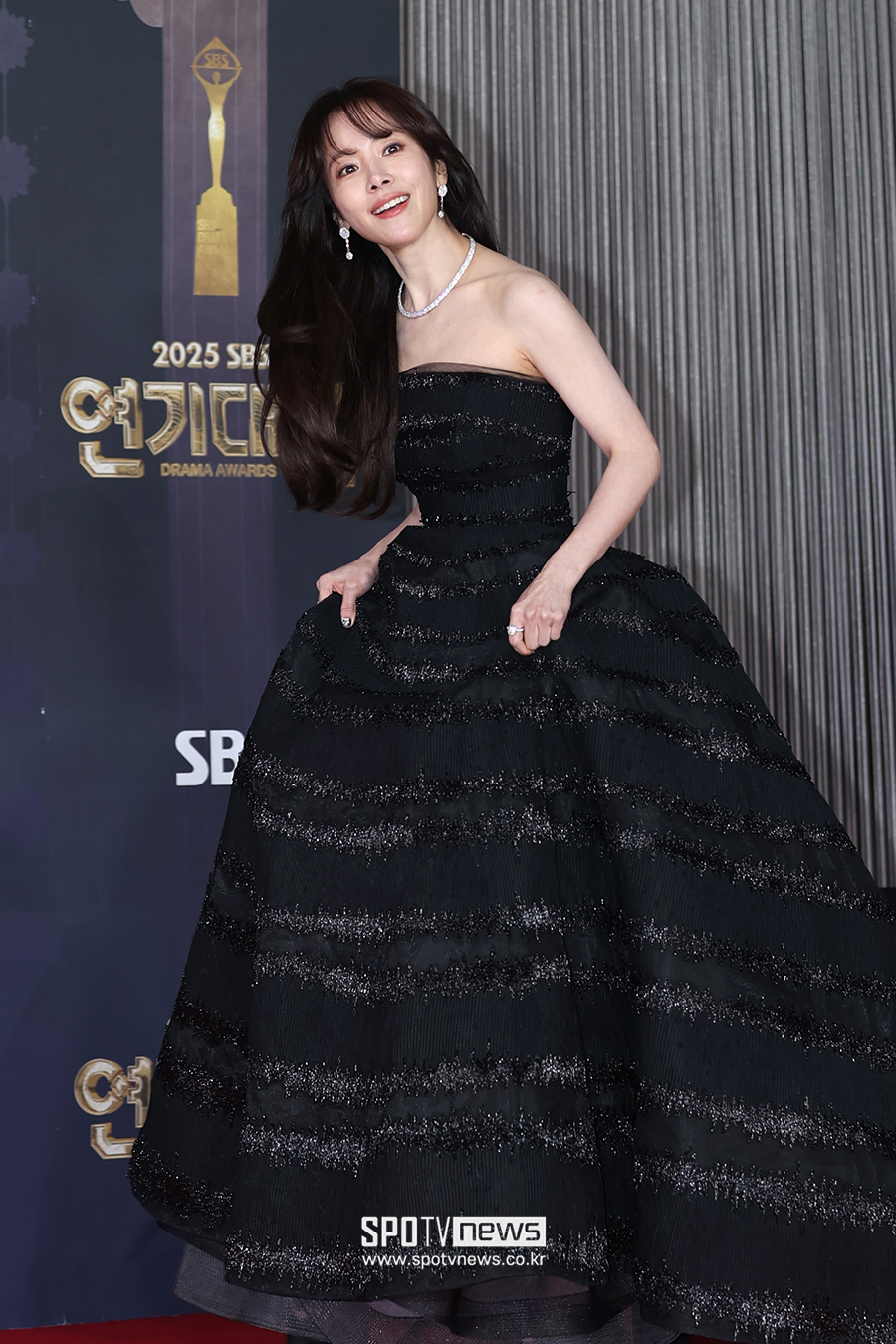 [포토S] 한지민, 섹시한 오프숄더 드레스