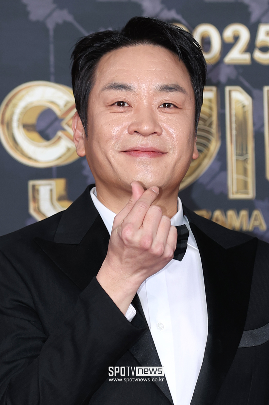 [포토S] 이성욱, '하트 받으세요'