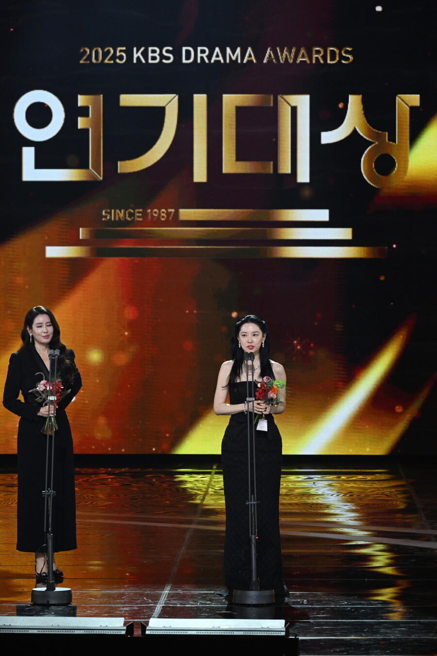 '최우수상' 이영애 "故이순재·김지미·윤석화 명복 빌어…큰 버팀목"[KBS 연기대상]