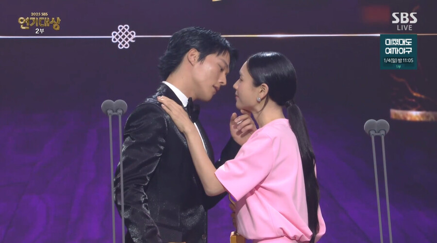 '키괜' 장기용·안은진, 베스트 커플상…"끝까지 예뻐줘서 고마워" 깜짝 키스 퍼포먼스[SBS 연기대상]