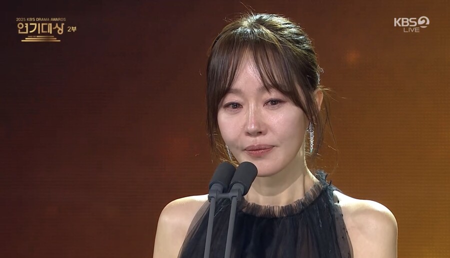 '대상' 엄지원, 오열…"故이순재에 많이 배워, 상의 무게 아는 배우 되겠다"[KBS 연기대상]
