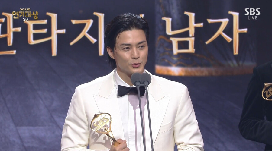 '귀궁' 김지훈, 우수연기상…"육성재 받고 난 못 받는구나, 약간 서운할 뻔"[SBS 연기대상]