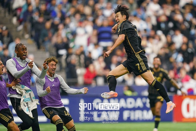 ▲ 손흥민은 LAFC 첫해 팀의 핵심 자원으로 자리잡으면서 월드클래스 기량을 잘 보여줬다. 서부 콘퍼런스 플레이오프 4강전에서 밴쿠버 화이트캡스를 맞아 후반 만회골과 추가시간 극장 동점골을 터뜨리는 원맨쇼를 펼쳐 놀라움을 안겼다. 아쉽게도 승부차기에서 첫 번째 키커로 나서 실축해 고개를 떨궜으나 MLS 레벨 이상의 실력을 증명했다.