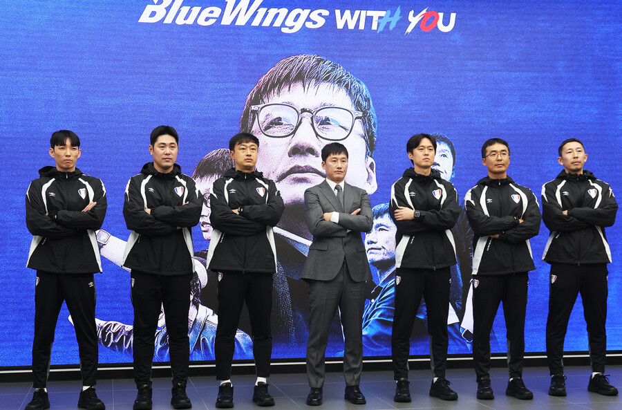▲ 프로축구 K리그2 수원 삼성 블루윙즈 이정효 신임 감독이 2일 경기도 수원시 권선구 도이치오토월드에서 열린 취임식에서 포즈를 취하고 있다. ⓒ 연합뉴스
