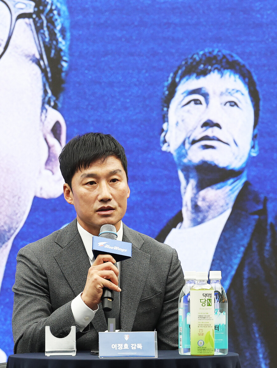 ▲ 프로축구 K리그2 수원 삼성 블루윙즈 이정효 신임 감독이 2일 경기도 수원시 권선구 도이치오토월드에서 열린 취임식에서 취재진 질문에 답하고 있다.ⓒ 연합뉴스