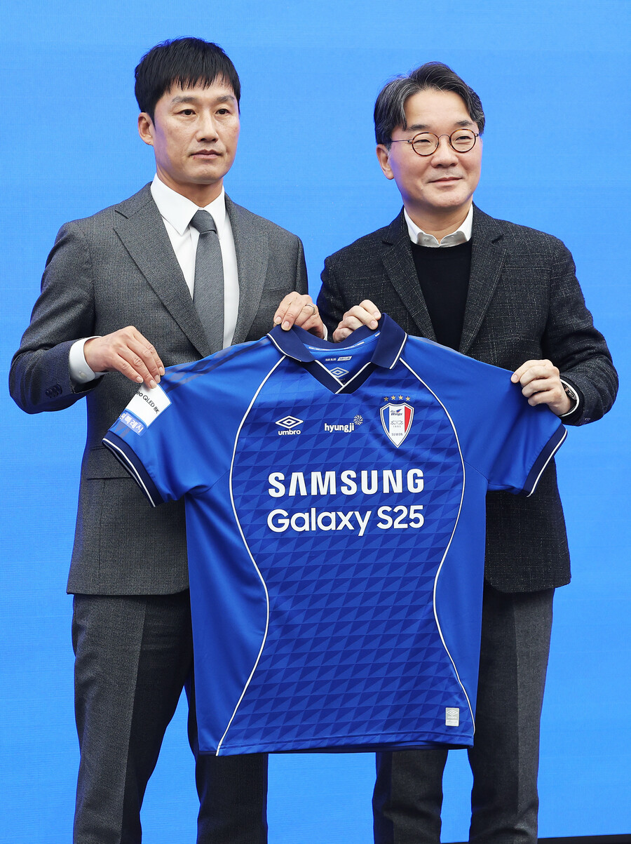 ▲ 프로축구 K리그2 수원 삼성 블루윙즈 이정효 신임 감독이 2일 경기도 수원시 권선구 도이치오토월드에서 열린 취임식에서 포즈를 취하고 있다. ⓒ 연합뉴스
