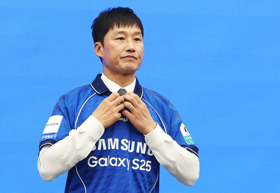 ▲ 프로축구 K리그2 수원 삼성 블루윙즈 이정효 신임 감독이 2일 경기도 수원시 권선구 도이치오토월드에서 열린 취임식에서 포즈를 취하고 있다. ⓒ 연합뉴스