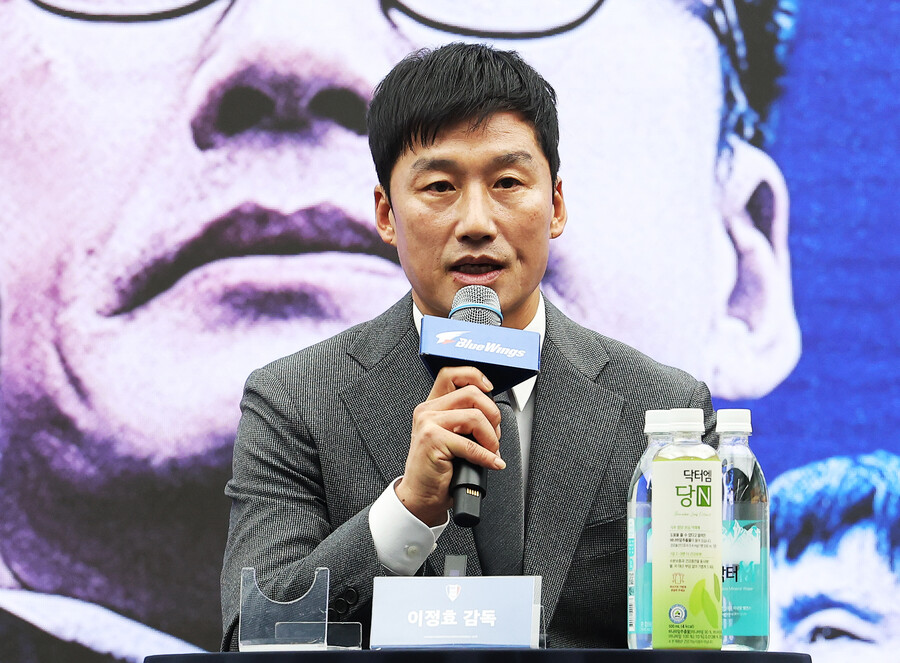 ▲ 프로축구 K리그2 수원 삼성 블루윙즈 이정효 신임 감독이 2일 경기도 수원시 권선구 도이치오토월드에서 열린 취임식에서 취재진 질문에 답하고 있다.ⓒ 연합뉴스