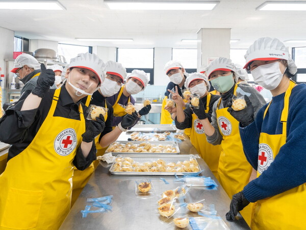 ▲ 임형주가 대한적십자사 임직원 제빵 봉사활동에 친선대사로서 동참했다. 제공|대한적십자사