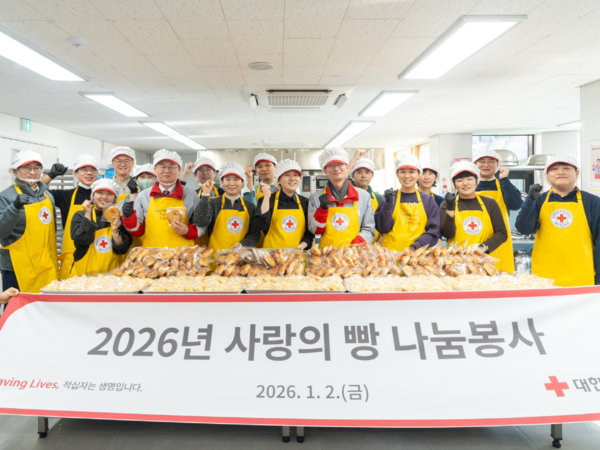 ▲ 임형주(앞줄 가운데)가 대한적십자사 임직원 제빵 봉사활동에 친선대사로서 동참했다. 제공|대한적십자사