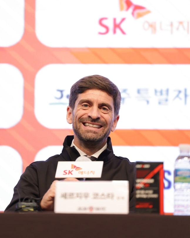 ▲ 29일 서울 강서구 외발산동 메이필드호텔에서 제주SK의 세르지우 코스타 취임 기자회견이 열렸다. 파울루 벤투 전 한국 축구대표팀 감독을 수석코치로 보좌했던 코스타 감독이 제주 지휘봉을 잡고 K리그에 도전장을 던졌다. ⓒ 제주SK