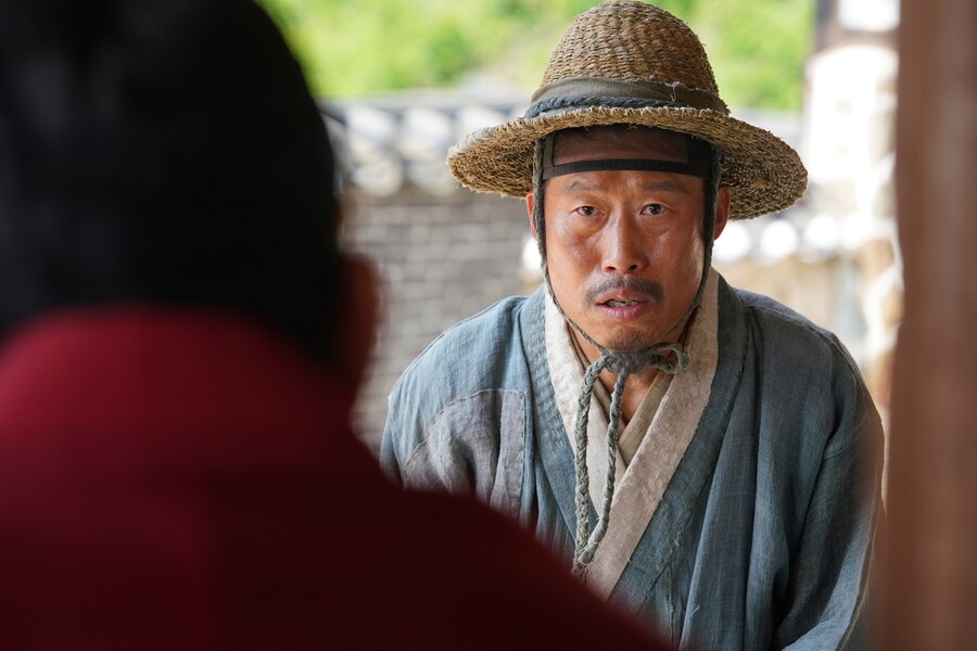 '왕사남' 유해진, 국사책 찢고 튀어나온 비주얼…촌장 스틸 공개