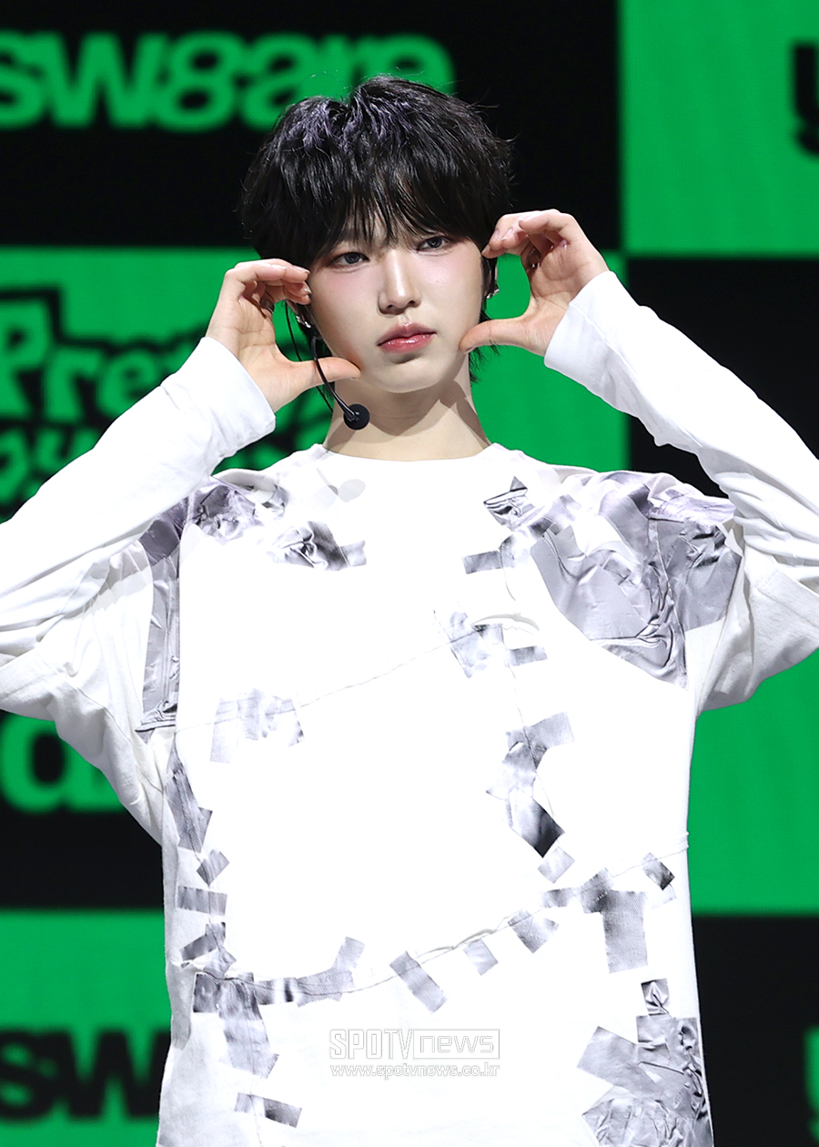 [포토S] 아이덴티티 이재영, '사랑스럽게 볼하트'