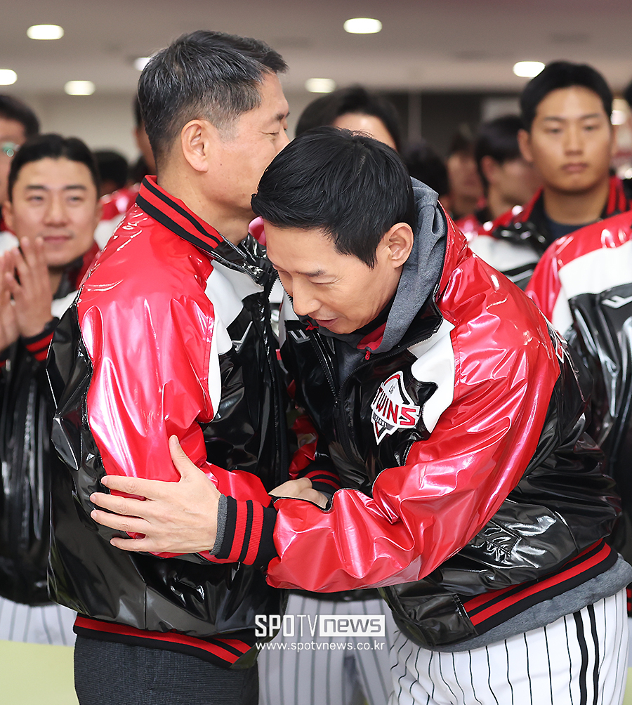 [포토S] 악수하는 김인석 대표-염경엽 감독