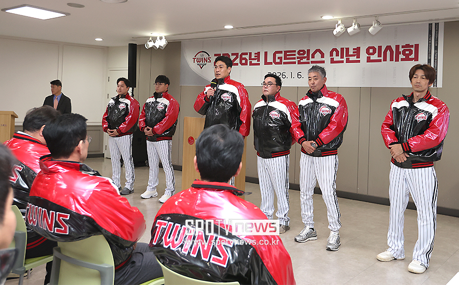[포토S] 인사하는 LG 새로운 코치진