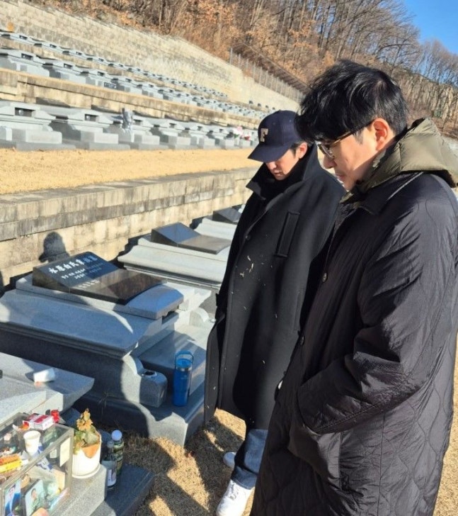▲ 이선균 묘소를 찾은 윤희석. 출처| 윤희석 인스타그램