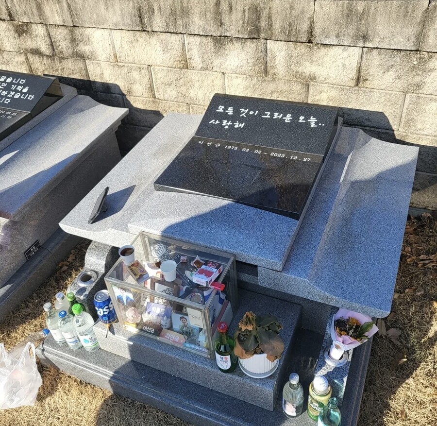 ▲ 이선균 묘비명. 출처| 윤희석 SNS