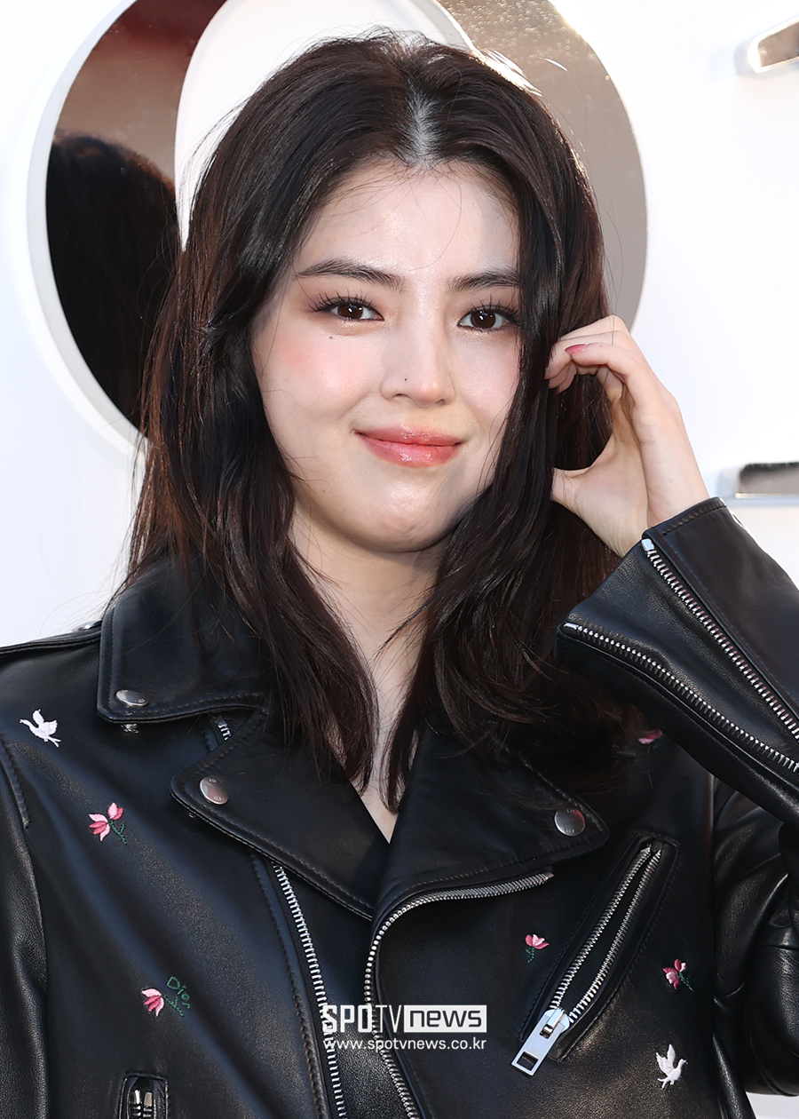 [포토S] 한소희, '추위 녹이는 볼하트'